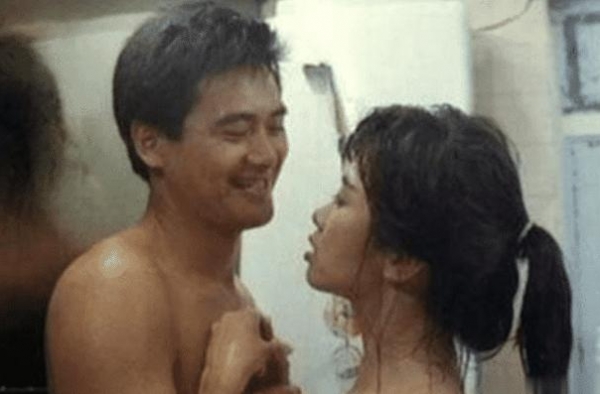 她靠拍“风月片”成影后，被成龙追求未果，今57岁仍然单身