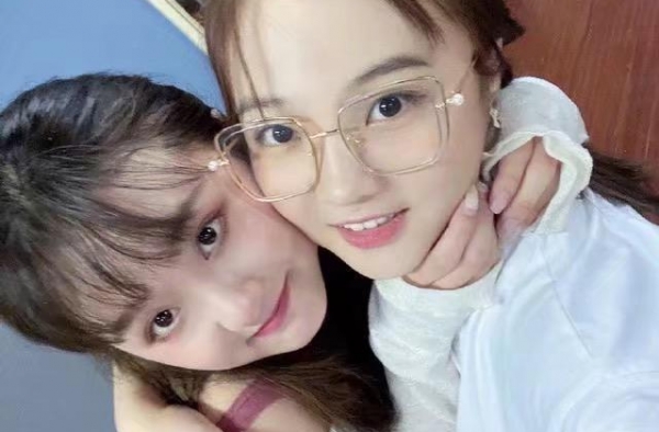 林妙可全身婴儿肥，穿旗袍把衣服挤出游泳圈，与闺蜜合影颜值垫底