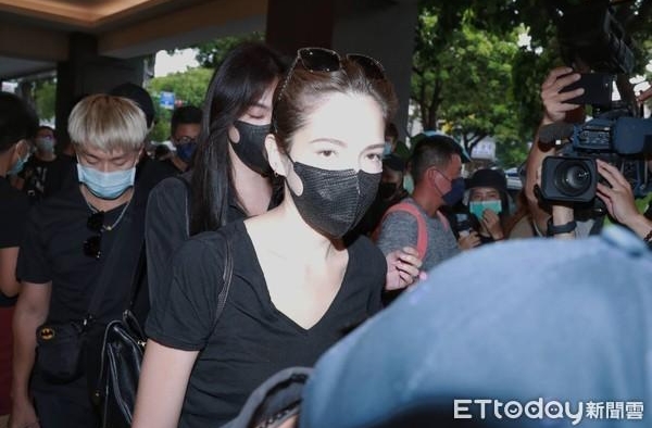许玮宁连续2天守黄鸿升灵堂！　陪黄爸爸、小鬼妹到最后一刻