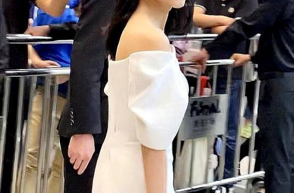 从高圆圆疑似复出一事，来谈一谈国内女明星尴尬的“中年危机”