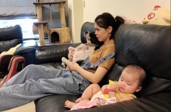 她发送养文“女儿很吵很烦”　看到照笑翻：抱在怀里才是亲生