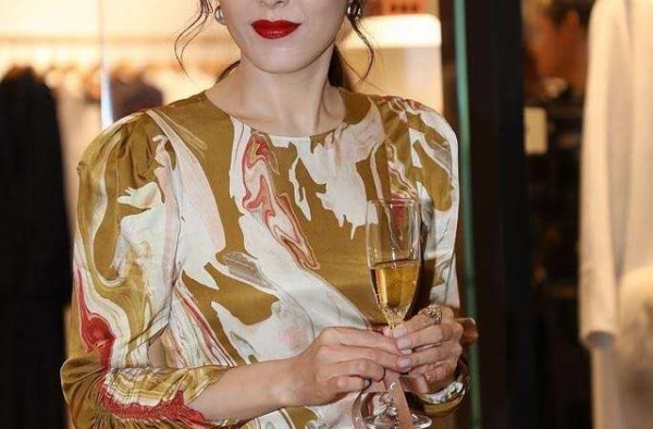 44岁曾黎美得低调，金黄印花裙配红唇高贵优雅，扎低马尾太知性
