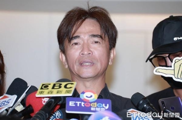 小鬼爸床底找出一叠零用钱信封！打开还有37万 泪：他没时间花