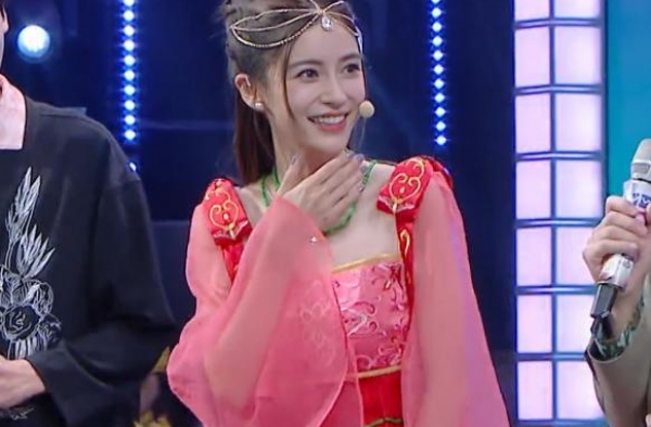 baby古装民族风弹琵琶，导演给她特写镜头，像是画中的女子