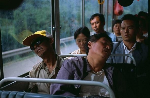 背着死人走遍半个中国，这部真实事件改编的电影令人满心凄凉