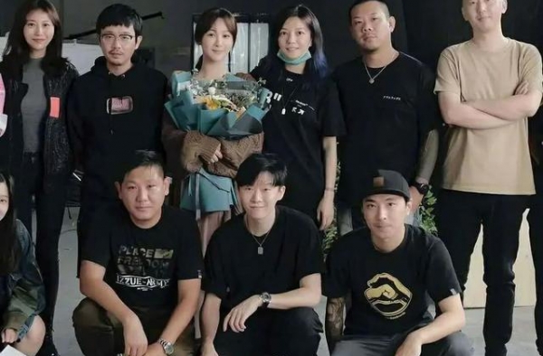 明星追星更疯狂：李易峰刷18万礼物给科比，邓伦见偶像两眼放光