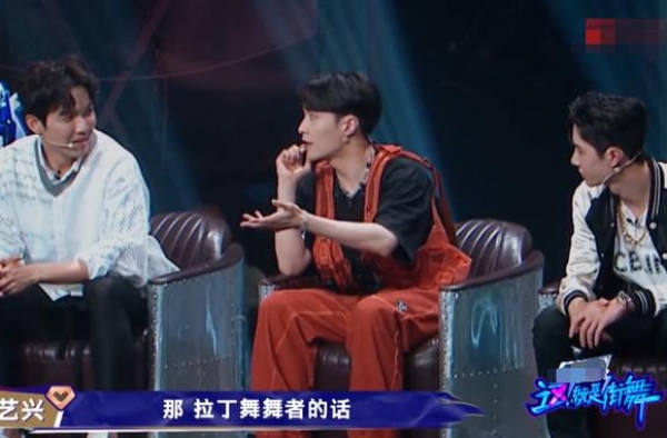 张艺兴在线吃瓜，成为“脱单”代言人，当众分享多年撩妹秘籍