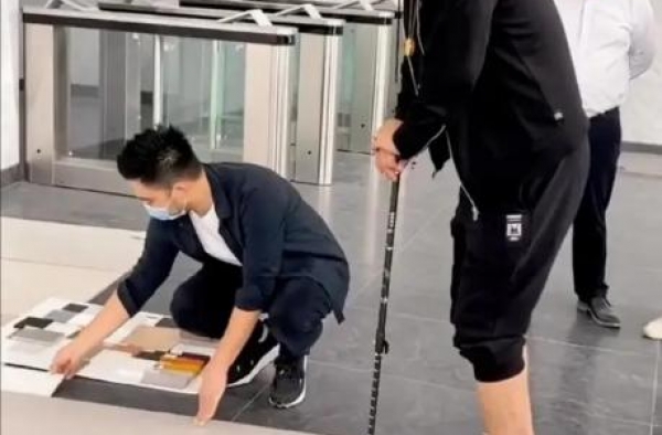 60岁林瑞阳现身工地，头发发白状态差，拄着拐杖也不忘捞金？