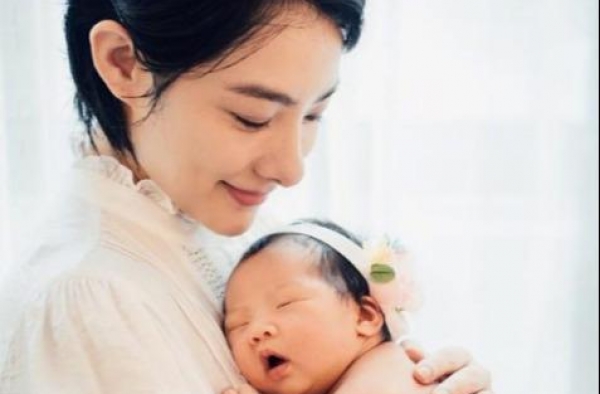 刘璇产后首晒幸福，一家四口幸福溢出屏幕，二胎女儿样子萌化了