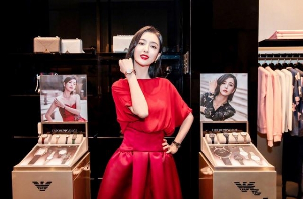 36岁佟丽娅太会打扮，一袭红连衣裙美得高级，车厘子唇色更抢镜