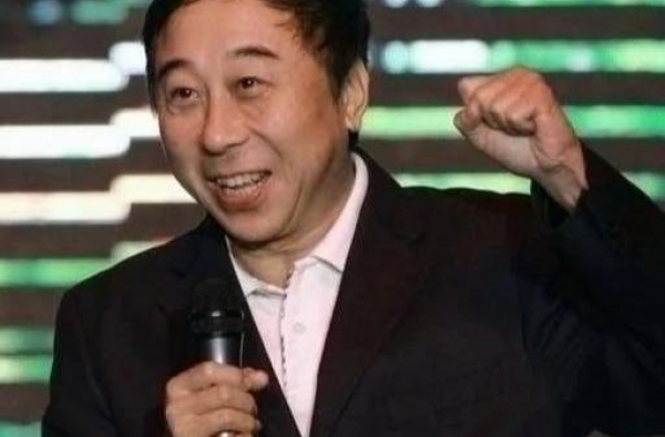 63岁冯巩不再低调，母亲身份意外曝光怪不得连续32年登上春晚