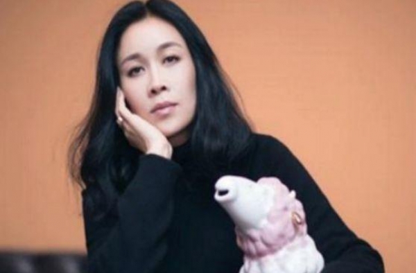 一代歌坛天后出轨，被老公当场捉奸在床，如今只能靠借钱生活