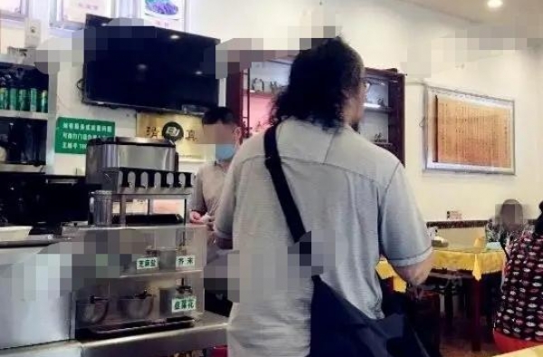 51岁窦唯又被拍到不修边幅，背影显邋遢，发际线秃到后脑勺