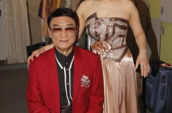 谢贤拄拐杖现身谭炳文丧礼，墨镜难掩憔悴，TVB高层全数到齐