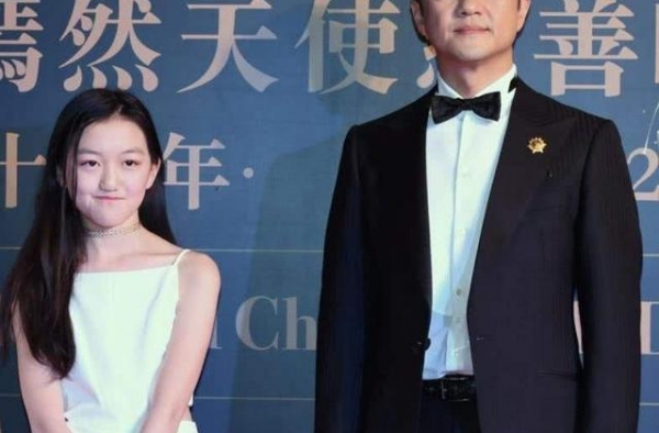 14岁李嫣拍时尚杂志，不再故意挡嘴唇，像极了王菲年轻时的样子