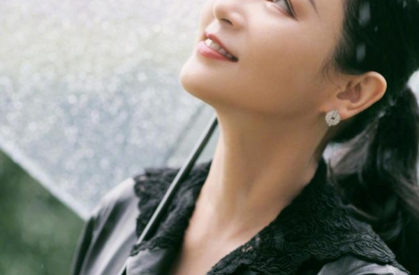 陈红撑伞雨中漫步真洋气，皮衣配半裙脚踩马丁靴，侧颜五官美翻了