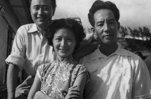 他59岁娶47岁的老友，恩爱走过40年，外孙如今是明星