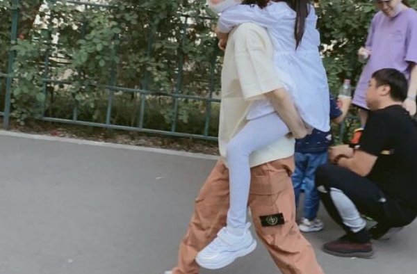 李小璐素颜背女儿逛公园，甜馨扎高马尾紧紧搂着妈妈，画面温馨