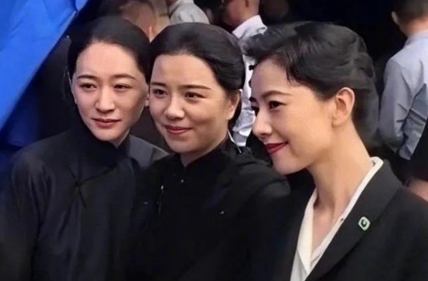高圆圆产后复出拍新戏，与剧组女星同框合影，体型对比太明显