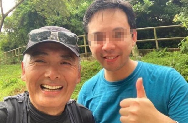 周润发登山被粉丝偶遇，亲切合影留念，自掏腰包大方给钱做公益