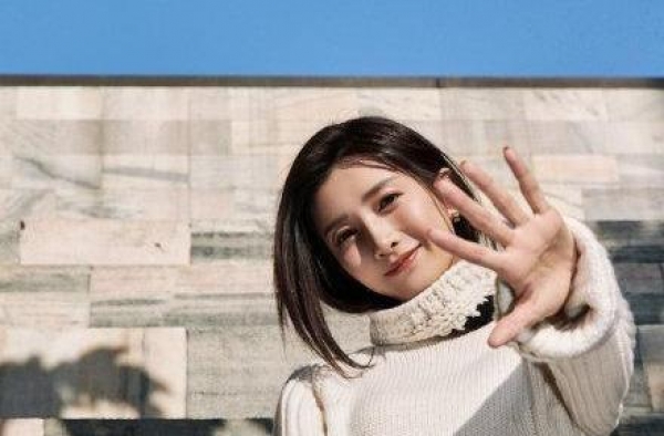 女人过了30岁，少穿牛仔裤小白鞋，学江疏影搭配高级又俏皮