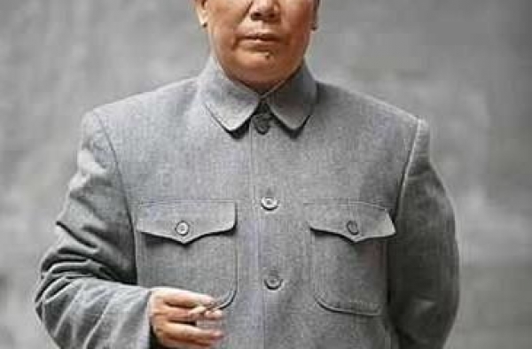 扮演毛主席的唯一女演员，为演好毛主席，她要穿价值上万的鞋子