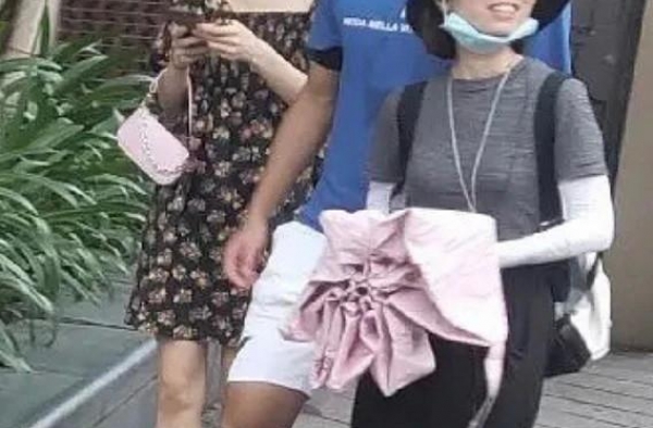 金晨张继科上恋爱节目，穿休闲装甜蜜逛街，确定没“假戏真做”？