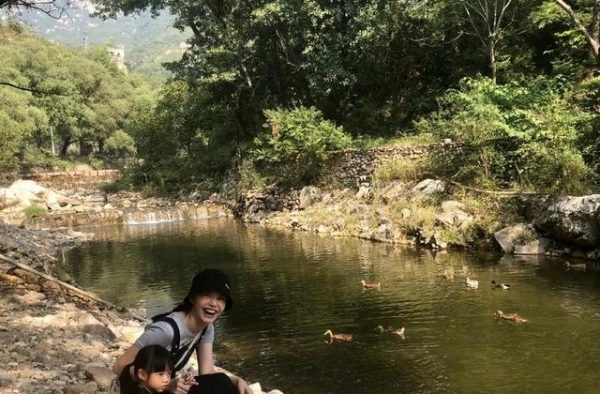 姚晨带儿女郊外野餐，3岁小茉莉溪水跋涉长腿吸睛，土豆太像爸爸