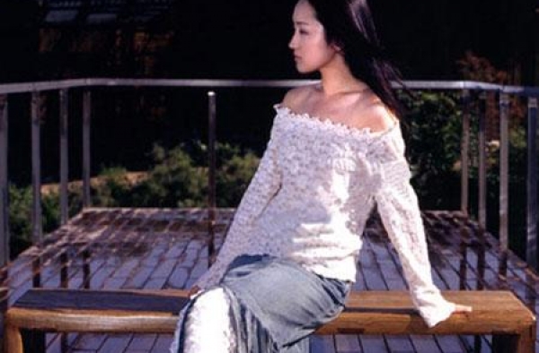 48岁杨钰莹穿紧身牛仔裤现身，跟20年前相比，玉女腿依旧抢眼