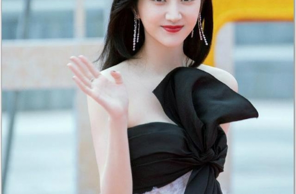景甜是“合影杀手”没错了，同框碾压刘亦菲，没有对比就没有伤害