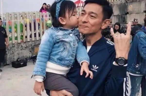 59岁刘德华变“女儿奴”，曾被周润发吐槽，太宠孩子看不下去
