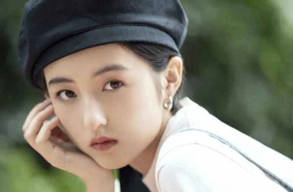 张子枫如今都成大美人了！戴上飘带贝雷帽，美成动漫里的女主角了