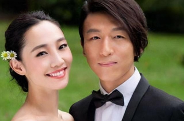 陈羽凡踢球被拍身材发福，女友全程陪伴太甜蜜，侧脸被看成白百何