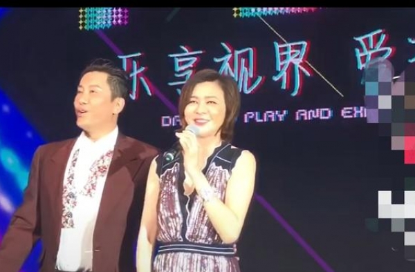 关之琳毛宁罕同台，毛宁揽女方腰部求对视，关之琳避之不及太尴尬