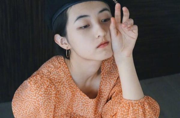 张子枫大学即将分班，网传与同学的大合照，妹妹的颜值绝了
