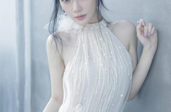 李小璐现身整容医院，自曝做了小手术已拆线，粉丝称是去点痣？