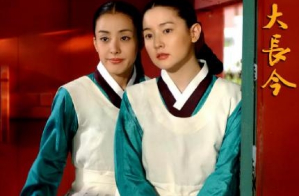 49岁李英爱晒亲子照，9岁龙凤胎在院子里挖土豆，豪宅面积大