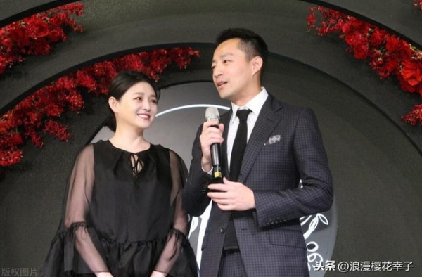 “童颜不老”51岁王菲vs李若彤54岁，身材形象气质让人羡慕