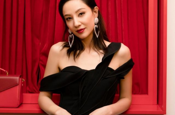 郑希怡与吴昕李维嘉合影，细品三人鼻子，确定不是“复制黏贴”？