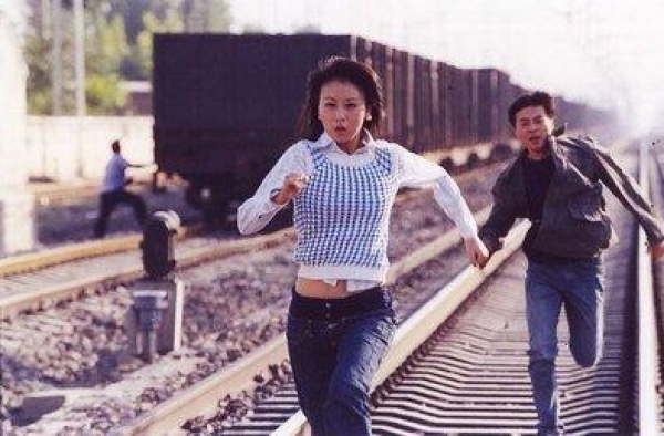 毛俊杰：身材性感火辣，孩子生父身份成谜，却因大闹海关毁掉前程
