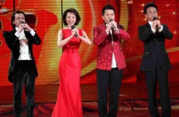 他是知名“央视一哥”，与董卿相恋6年无果，今娶小20岁娇妻