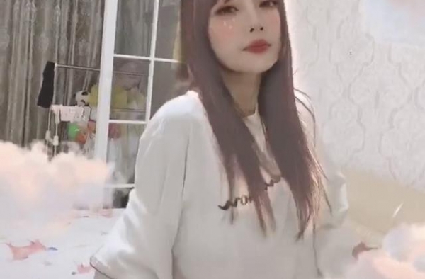 李小璐妹妹罕见露脸，二人抱团吸粉，拍跳舞视频捧红她
