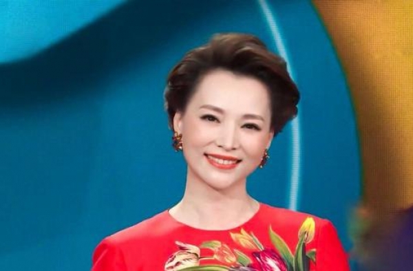 董卿重回央视舞台！大气现身《朗读者》片场，久未露面略显发福