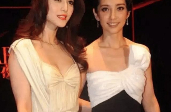 成龙当年和“双冰”喝酒照被扒，在无美颜的年代，差距一目了然