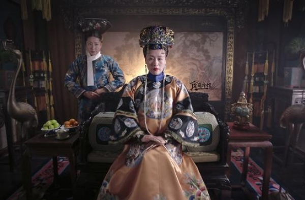 如懿传｜新皇登基后的请安大会：各宫嫔妃的钿子，金饰珍珠点翠