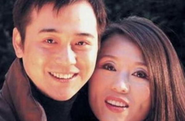 27岁娶大15岁艺术家为妻，结婚16年无儿无女，至今仍恩爱