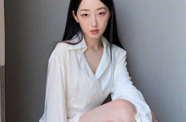 都说蒋梦婕是“冷白皮”，和任敏同台时，看清这肤色差我终于信了