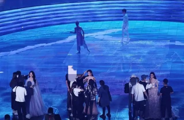张天爱带五个化妆师，央视镜头还丑哭！她只能吹“健身臀”了吧？