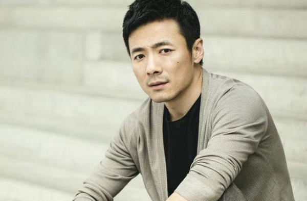 他是赵薇同学，娶了第一代“谋女郎”，今46岁无儿无女也幸福