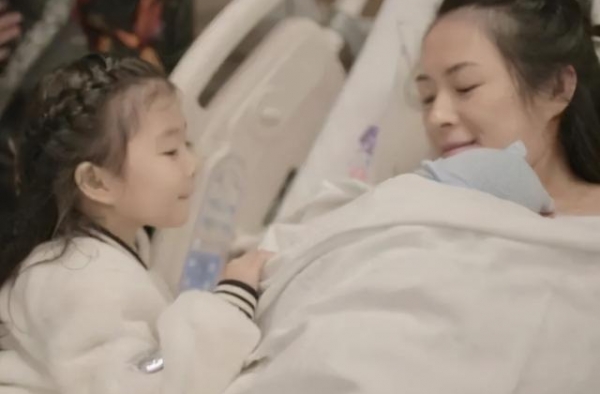 章子怡儿子首开口喊妈，母子阳台玩亲亲好温馨，弟弟身高优越抢镜